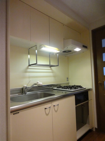 Kitchen. 2-neck with gas stove (It is a photograph of a separate room)