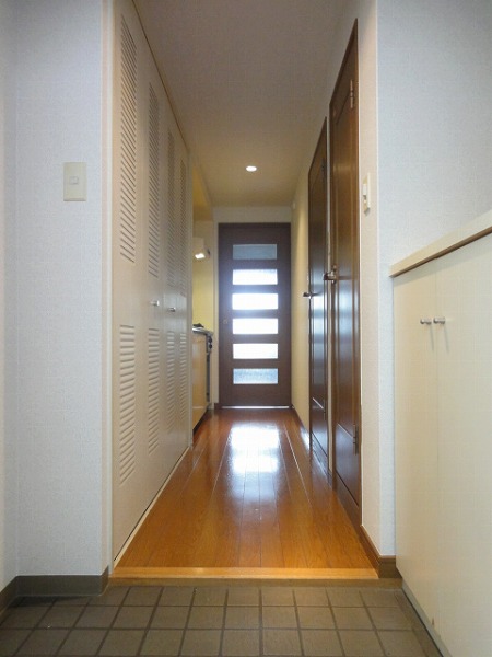Entrance. Room as seen from the front door (It is a photograph of a separate room)