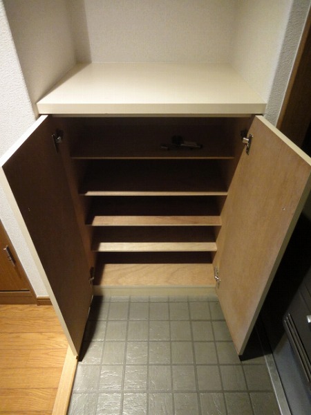 Entrance. Shoes BOX (It is a photograph of a separate room)