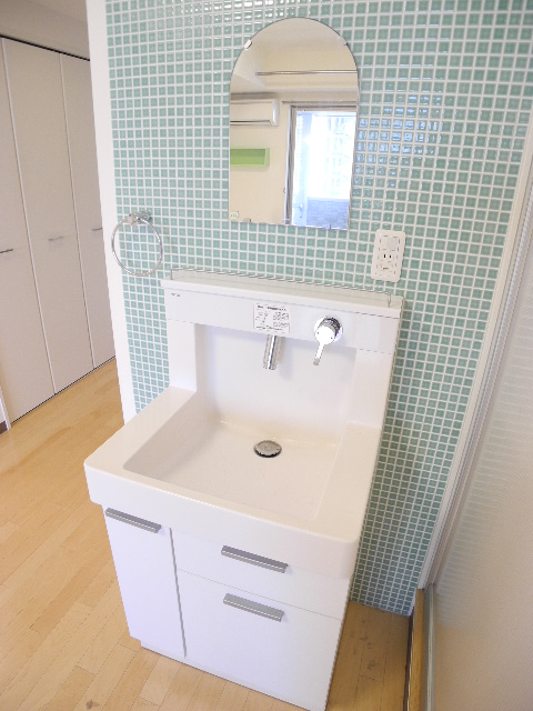 Washroom. Cute is a wash basin ☆