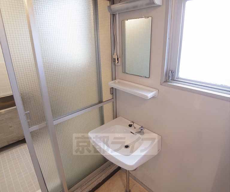 Washroom. 402, Room photo diversion