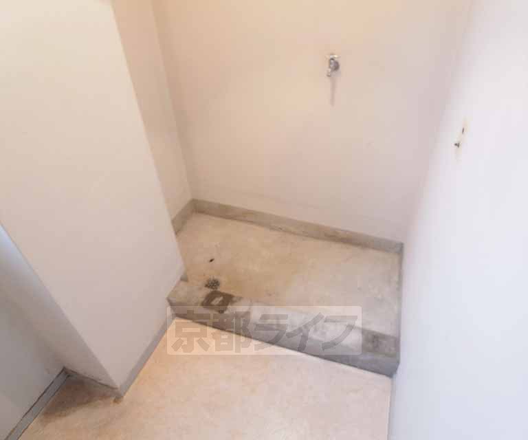 Washroom. 402, Room photo diversion