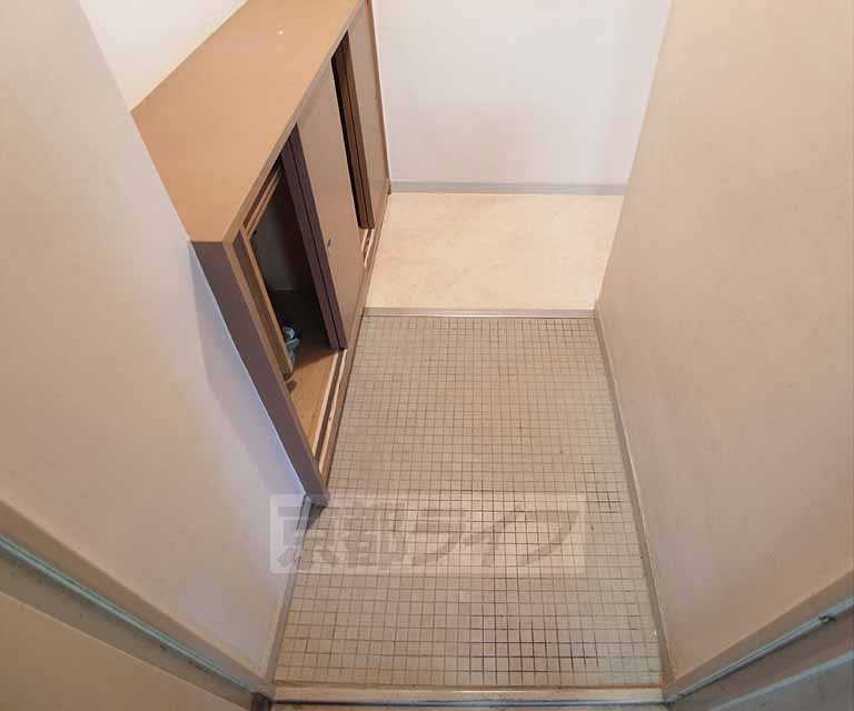 Entrance. 402, Room photo diversion
