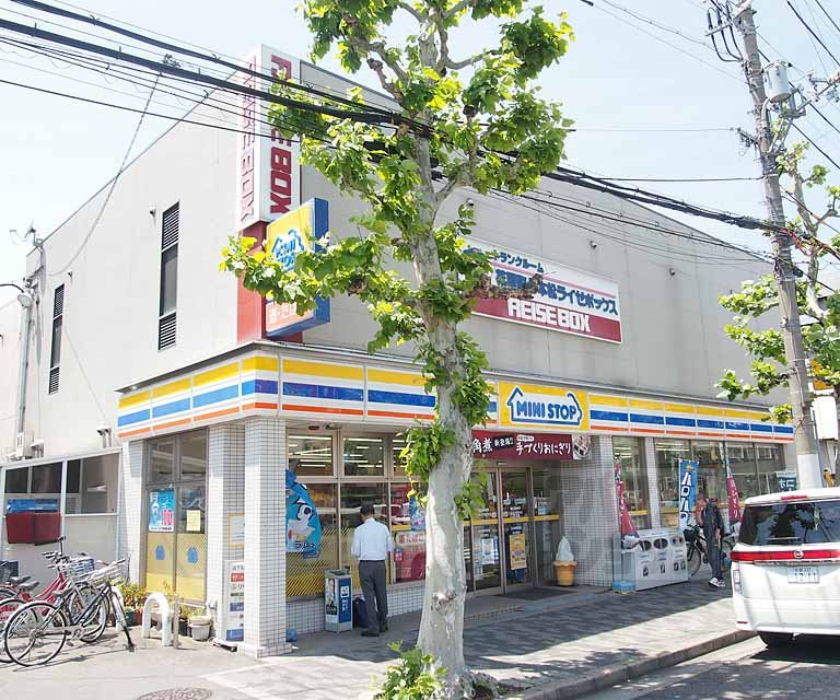 Convenience store. MINISTOP The seven pine florist cho store (convenience store) to 317m