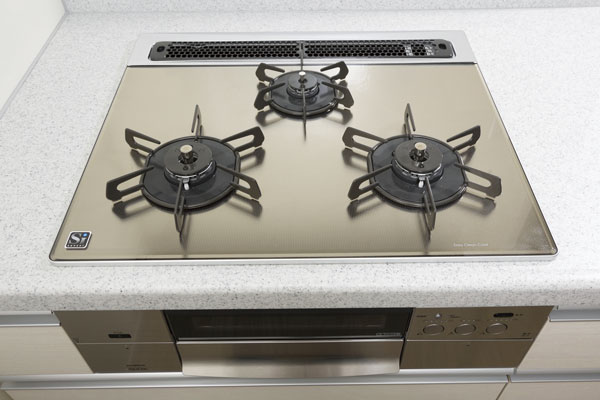 Kitchen.  [Glass top three-necked stove] Easy care and wipe whip. Also it is equipped with safety features such as automatic fire extinguishing ※ On the model room features, Part is upgraded specification (same specifications)
