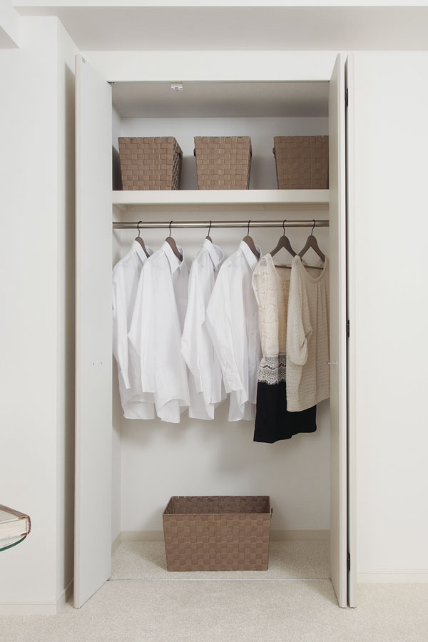 Receipt.  [closet] To effectively use closet space, Adjustable shelves and hanger pipe is equipped with (E type model room)
