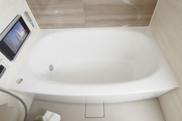 Bathing-wash room.  [Arcuate tub] Is arcuate tub of friendly form to fit the body (same specifications)