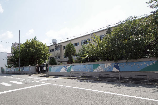 Surrounding environment. Municipal Matsubara junior high school (4-minute walk ・ About 310m)