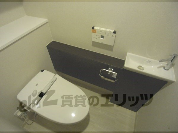 Toilet. Cleaning function ・ It is with towel cliff.