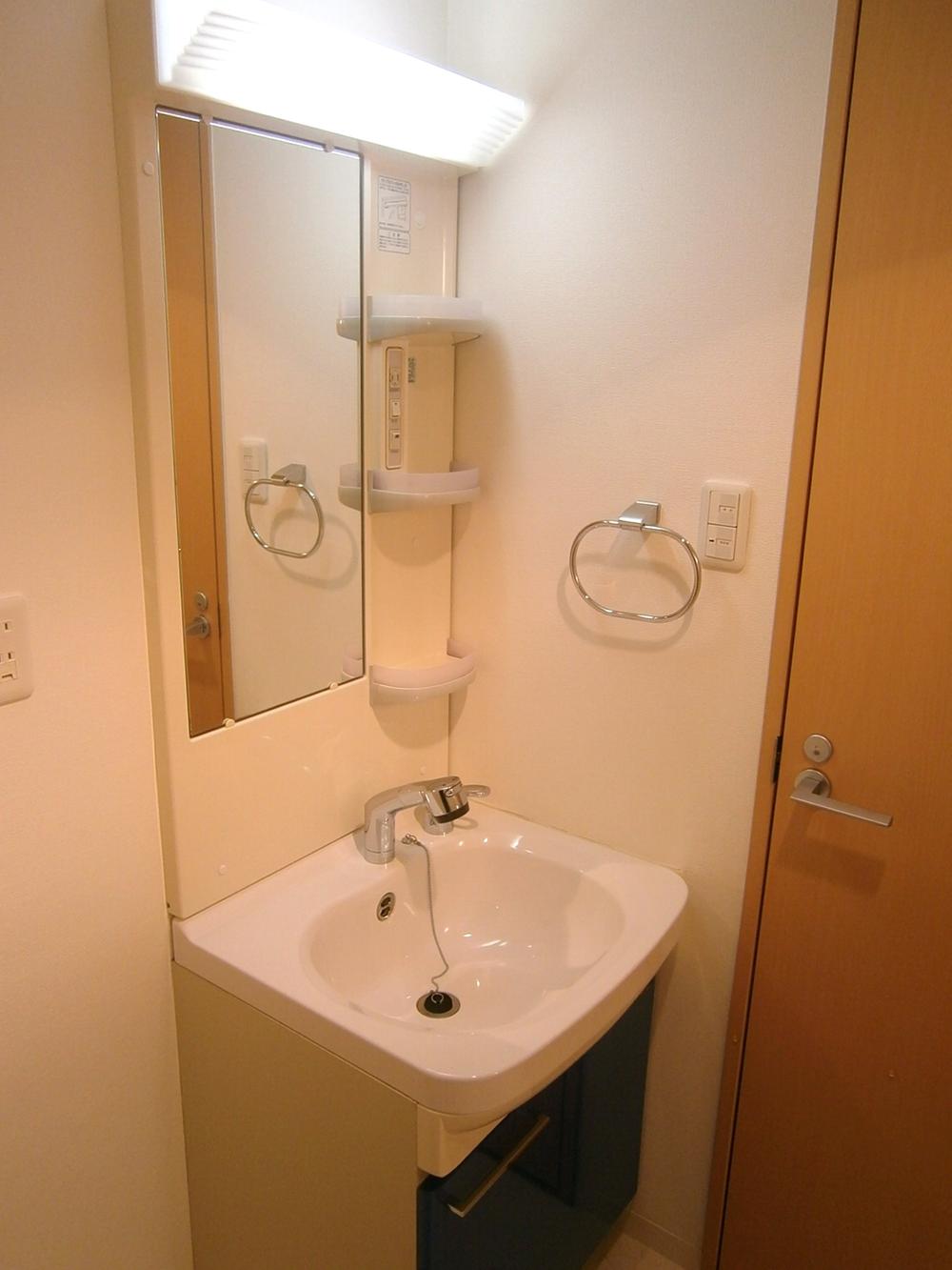 Wash basin, toilet. Indoor (11 May 2012) shooting