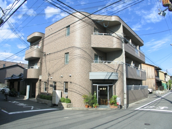 Building appearance. 1F is the coffee shop of the landlord-like management