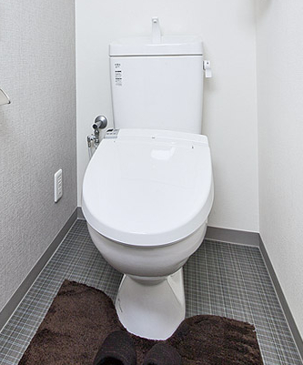 Toilet.  [Shower toilet] Toilet seat heating ・ Shower toilet functions, such as cleaning can be operated easier on the wall remote control (same specifications)