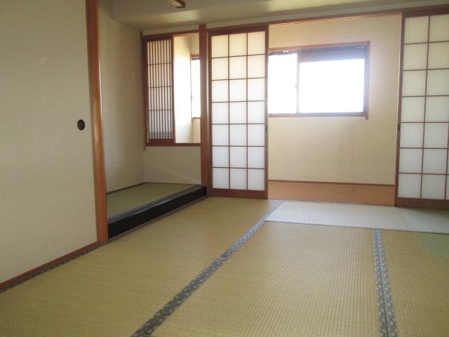 Non-living room. The full-fledged Japanese-style, closet ・ Also alcove between the plates!