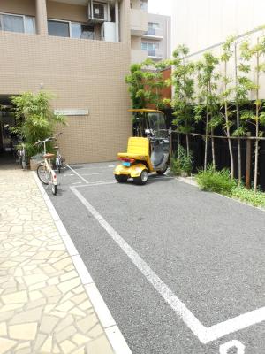 Parking lot. Also large bike can also be parked wheel motor vehicles