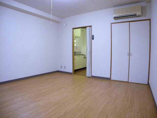 Living and room. There is spacious storage depth ☆