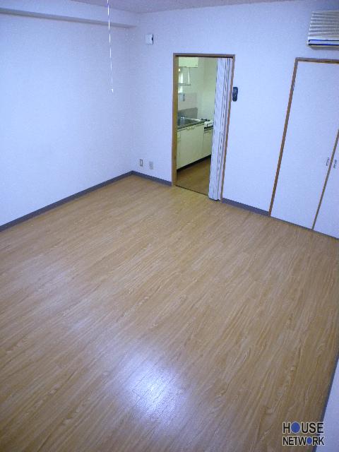 Living and room. Flooring also Pikkapika ☆