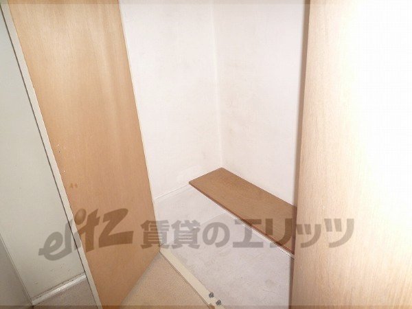 Entrance. closet