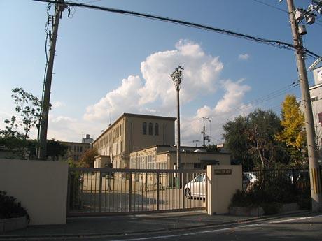 Primary school. Atsushifu elementary school up to about 400m