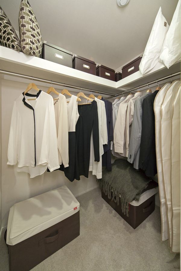 Receipt.  [Walk-in closet] Installation amount of storage is the charm of the walk-in closet. This is useful because you can confirm the stored items at a glance (same specifications)