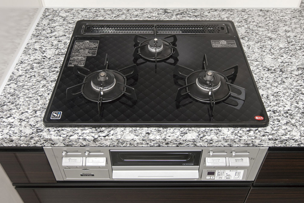 Kitchen.  [Glass top stove] Less likely to scratch luck, Your easy-care stove. At the same time three-necked type good command a multiple of cooking, Also it features temperature control function that has been consideration to safety (same specifications)