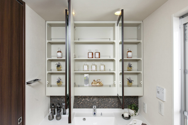 Bathing-wash room.  [Three-sided mirror back storage] It adopted a stile to produce a sense of quality up and down, On the reverse side, Storage space provided with a cover for anti-tip is provided (same specifications)