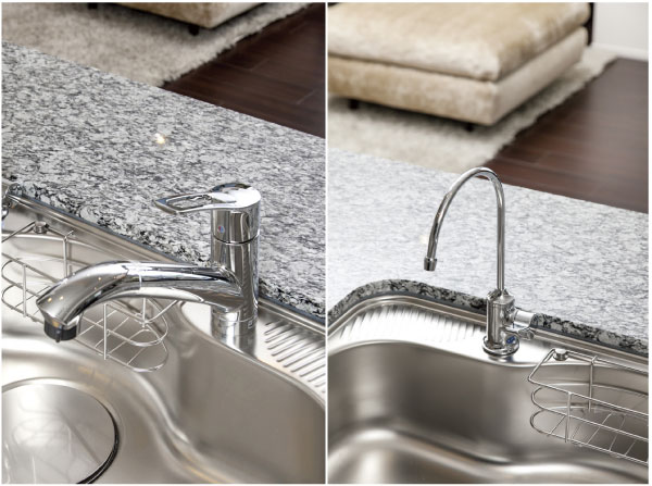 Kitchen.  [Mixing faucet with a single lever shower ・ Built-in water purifier] And withdraw the head portion, Mixing faucet with a shower that can be easily cleaned the sink. For independent water purifier faucet it is also provided, You can use functional (same specifications)