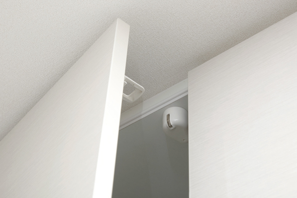 earthquake ・ Disaster-prevention measures.  [Brillia own guidelines <triple safety> 2nd SAFETY [Seismic latch] ] During an earthquake, Storage products from hanging cupboard have been taken into account so as not to come popping out (same specifications)