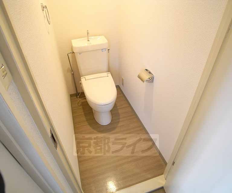 Toilet. 201, Room photo diversion
