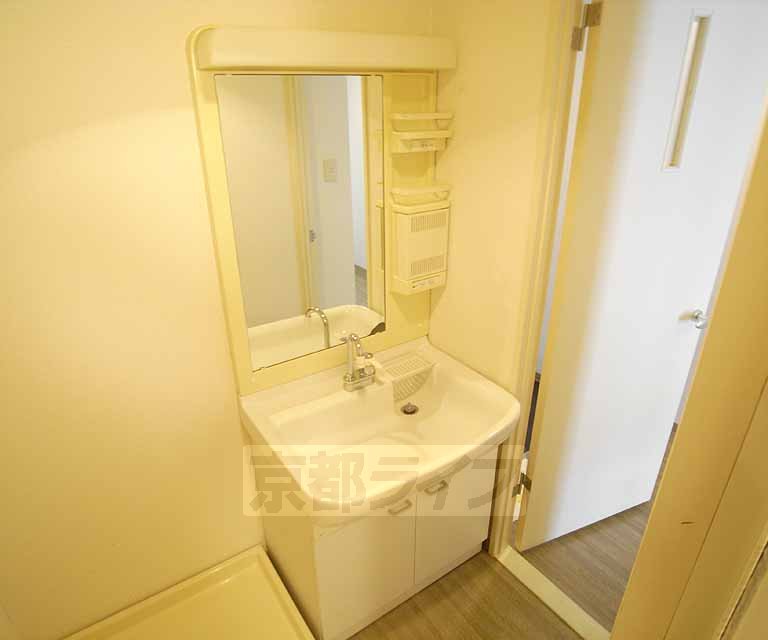 Washroom. 201, Room photo diversion