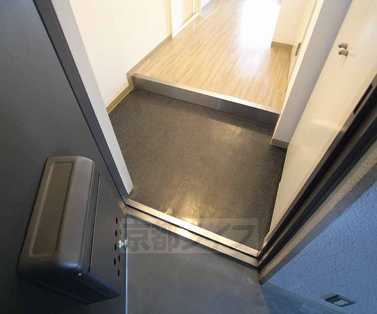 Entrance. 201, Room photo diversion