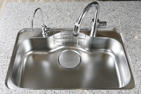 Kitchen.  [Wide sink] Large wok also washable sink of margin, Silent specification to reduce the water splashing sound. Detergent, etc. It is with a definitive storage rack (same specifications)