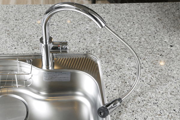 Kitchen.  [Single lever mixing faucet] Single lever mixing faucet temperature control of hot water can be performed easily. To the sink of care is a handy pullout (same specifications)