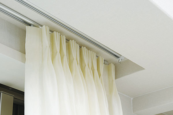 Living.  [Curtain box] The curtain box to hide the prone curtain rail sections per eye, living ・ Adopted in dining and Western-style. Brings the beauty by the window (same specifications)