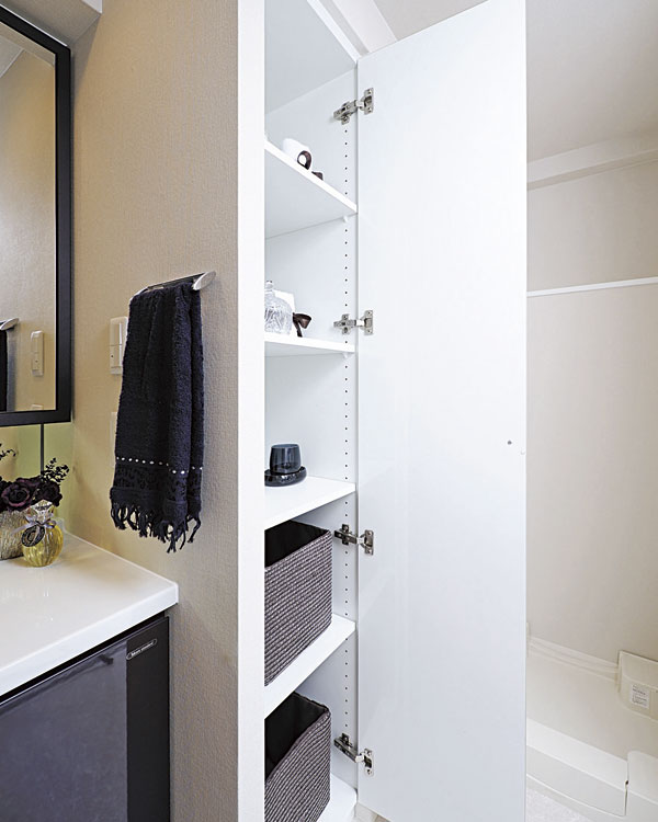 Bathing-wash room.  [Linen cabinet] Stock such as bath goods and detergents, Convenient linen cabinet to house and bathrobe. Let clutter is the cluttered tend basin around (same specifications)