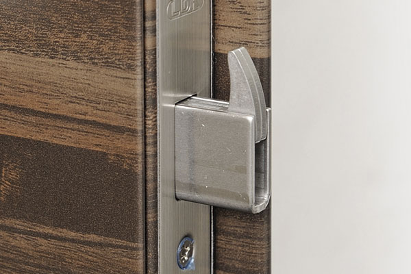 Security.  [Deadbolt lock with sickle] Using a tool such as a bar, To pry the aggressive entrance door of each dwelling unit, Deadbolt lock with a sickle to exhibit the effect has been adopted (same specifications)