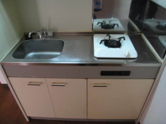 Kitchen. Gas stove 1-neck. Nor cooking Okeru chopping board ◎.