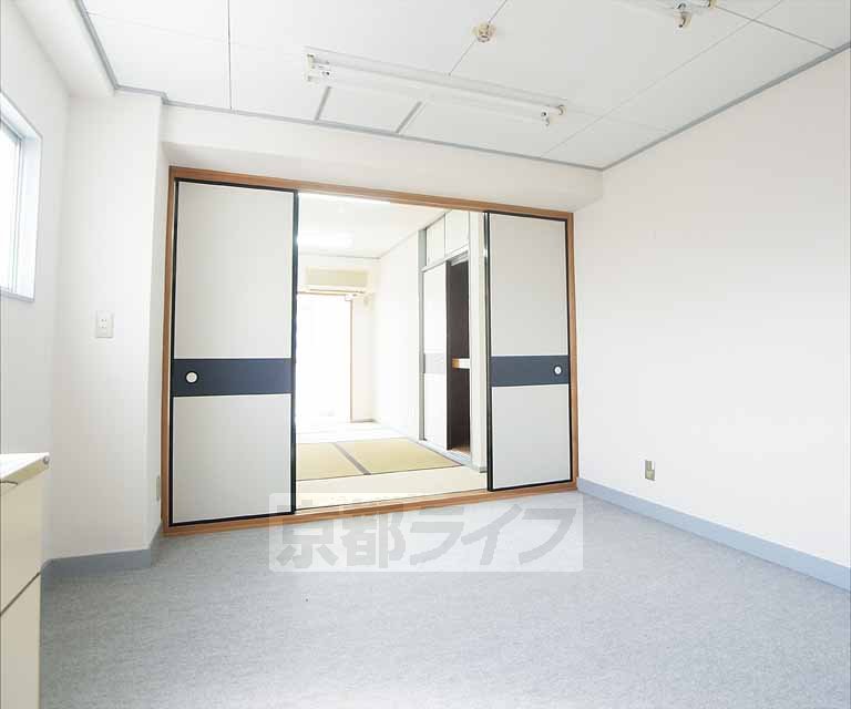 Living and room. 4-A, Room photo diversion