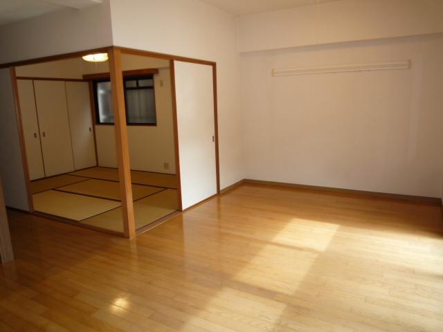 Living and room. Japanese-style room adjacent