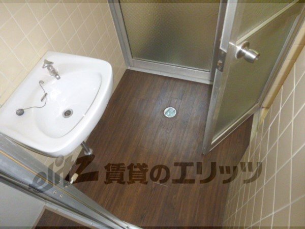 Washroom. It can also be used as a dressing room space.