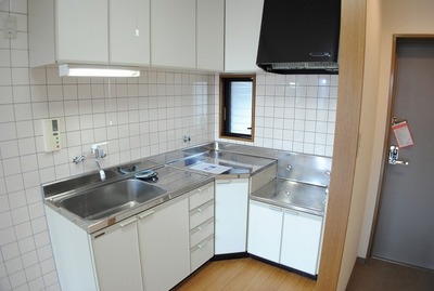 Kitchen. L-shaped kitchen is the longing of the favorite dish. Please honed of this cooking