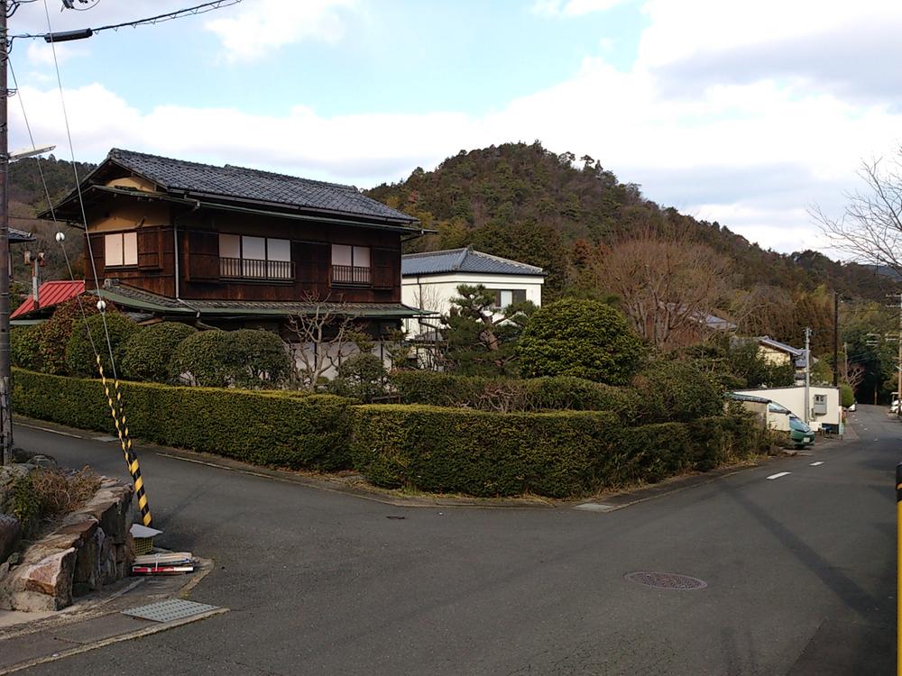 Local land photo. The surroundings are quiet residential area