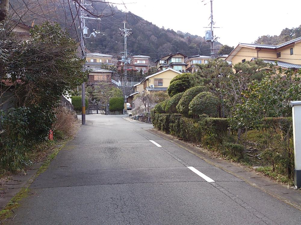 Local photos, including front road. Frontal road