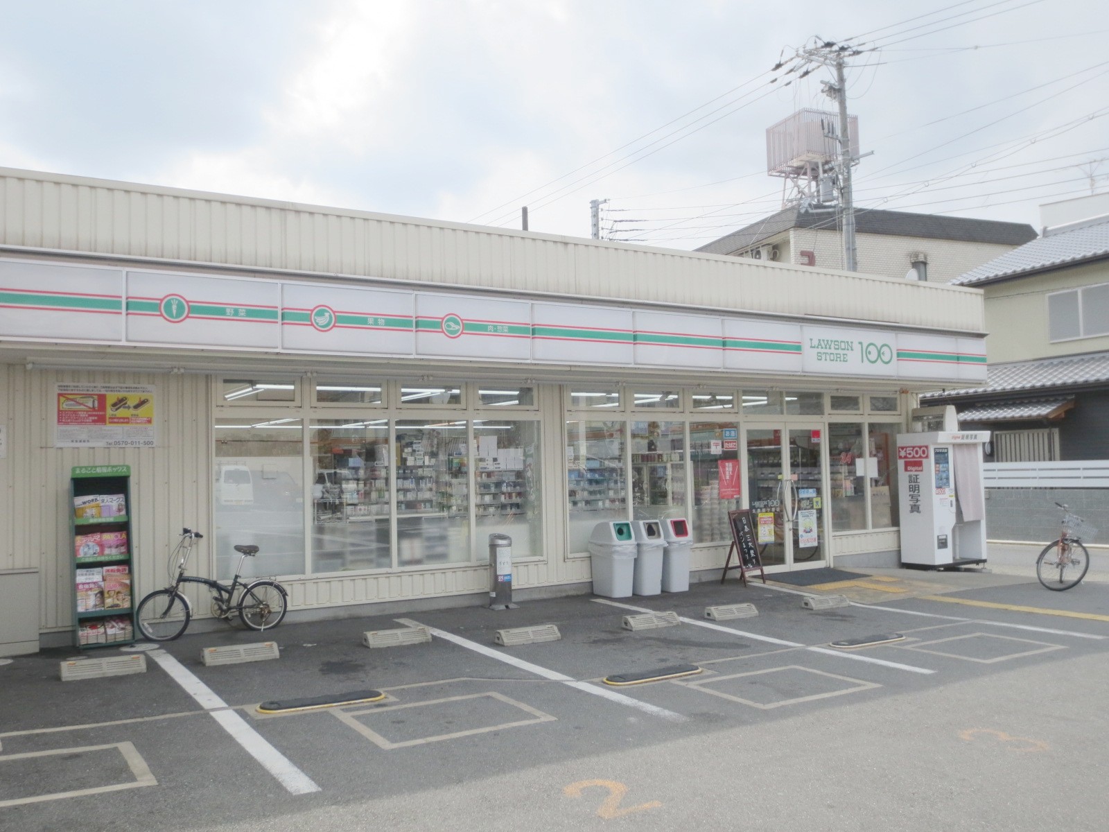 Convenience store. STORE100 Uzumasakatsuragahara Machiten up (convenience store) 43m