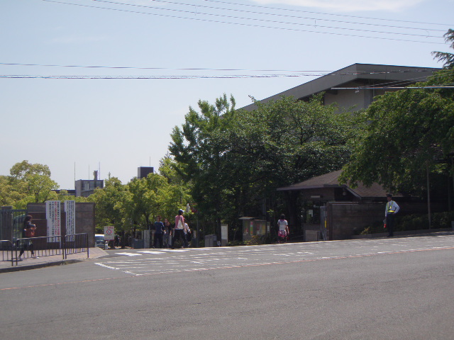 University ・ Junior college. Ritsumeikan University Kinugasa campus main gate (University ・ 1320m up to junior college)