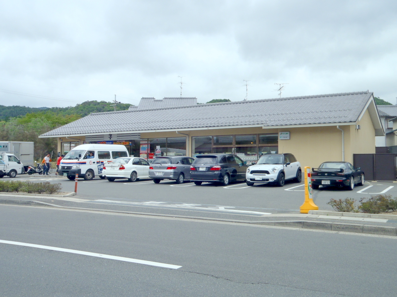 Convenience store. Seven-Eleven Kyoto Fu Prince (convenience store) to 400m