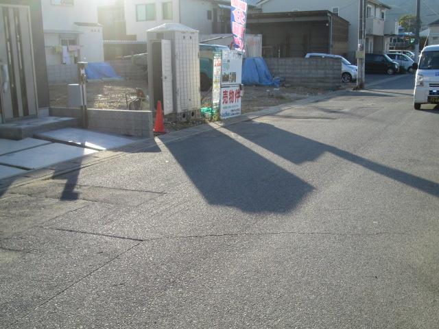 Local photos, including front road. Front road is widely, You are clean!