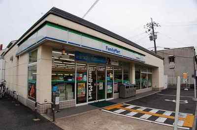 Convenience store. 800m to Family Mart (convenience store)