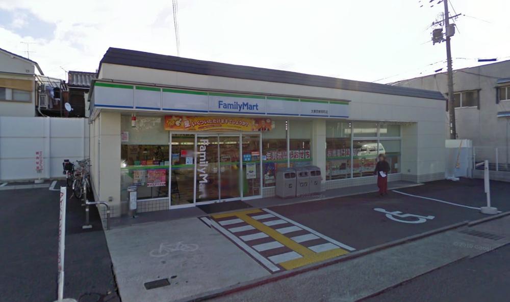 Convenience store. 1m to FamilyMart