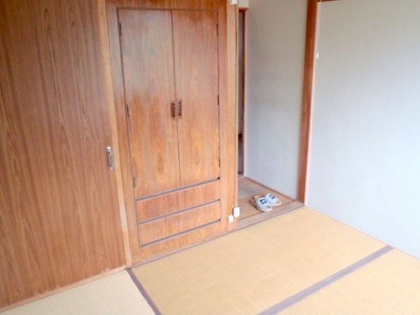 Living and room. Is a tatami room.