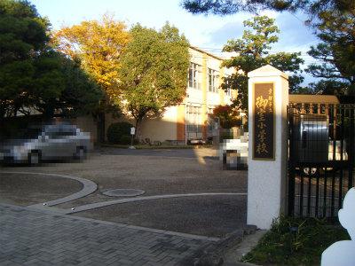 Primary school. Omuro up to elementary school is about 40m